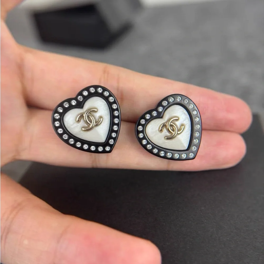 Women's Chanel earrings - Picture 4 of 6